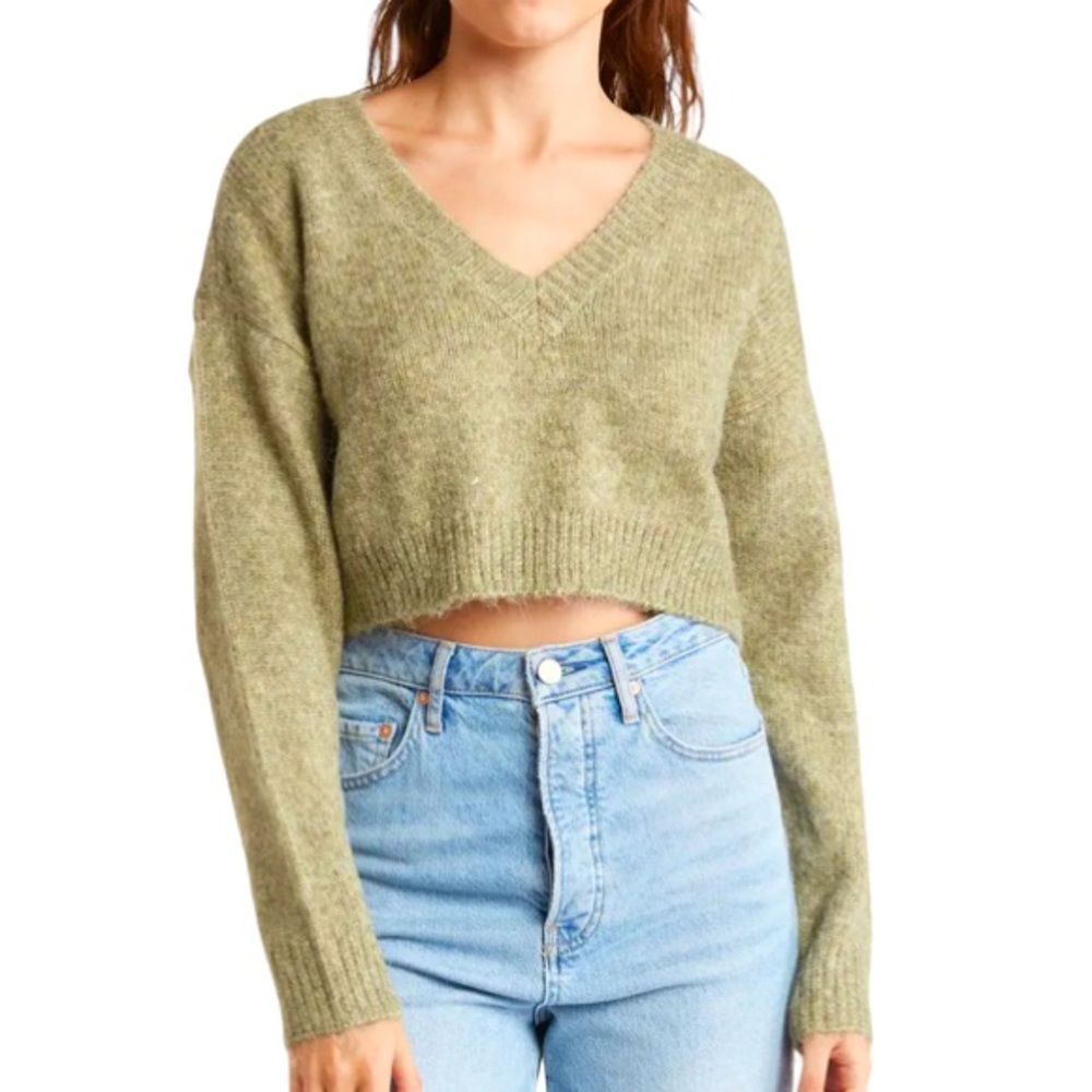 Elodie Cropped V-Neck Sweater in Moss Green